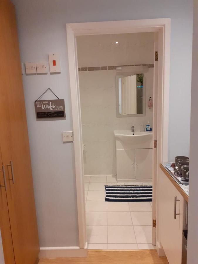 Coast 77 B&B Poole Buitenkant foto