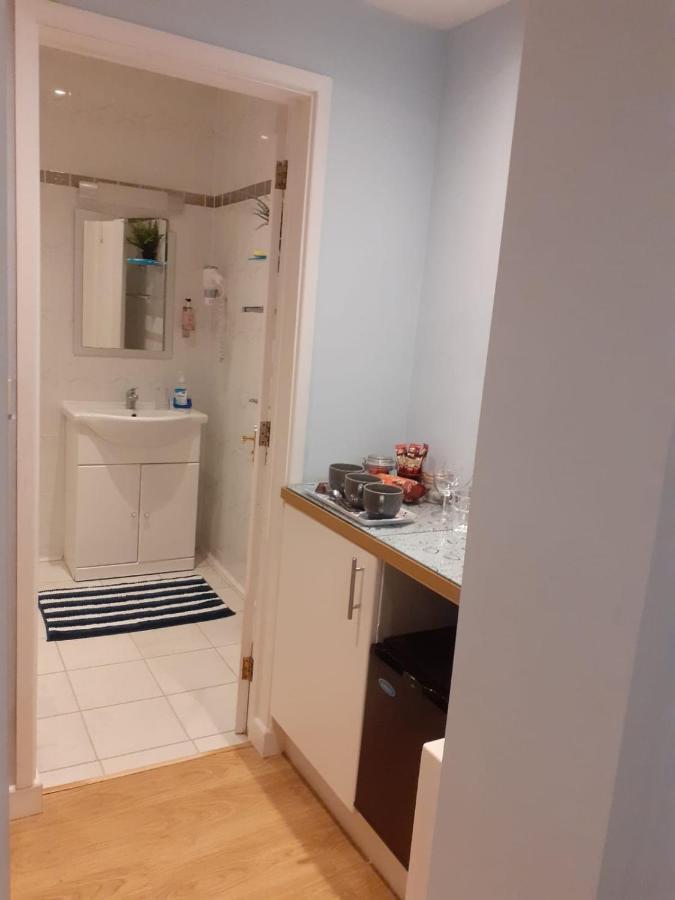 Coast 77 B&B Poole Buitenkant foto